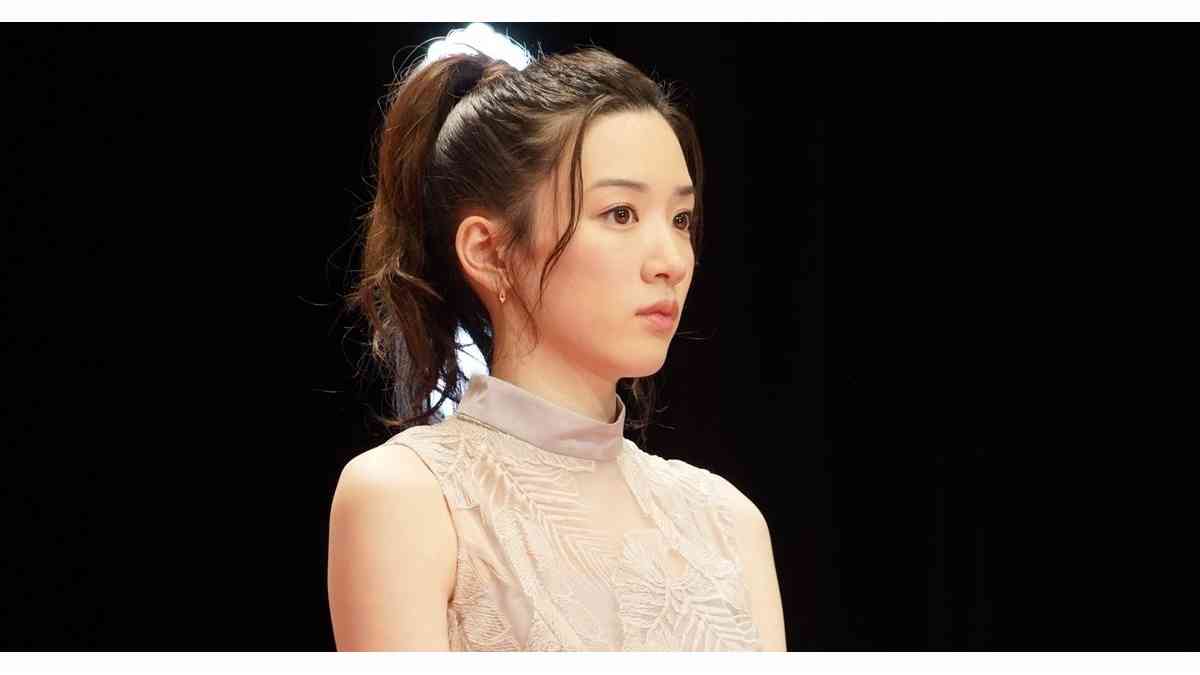 女優のポニーテール、ひとつ結び