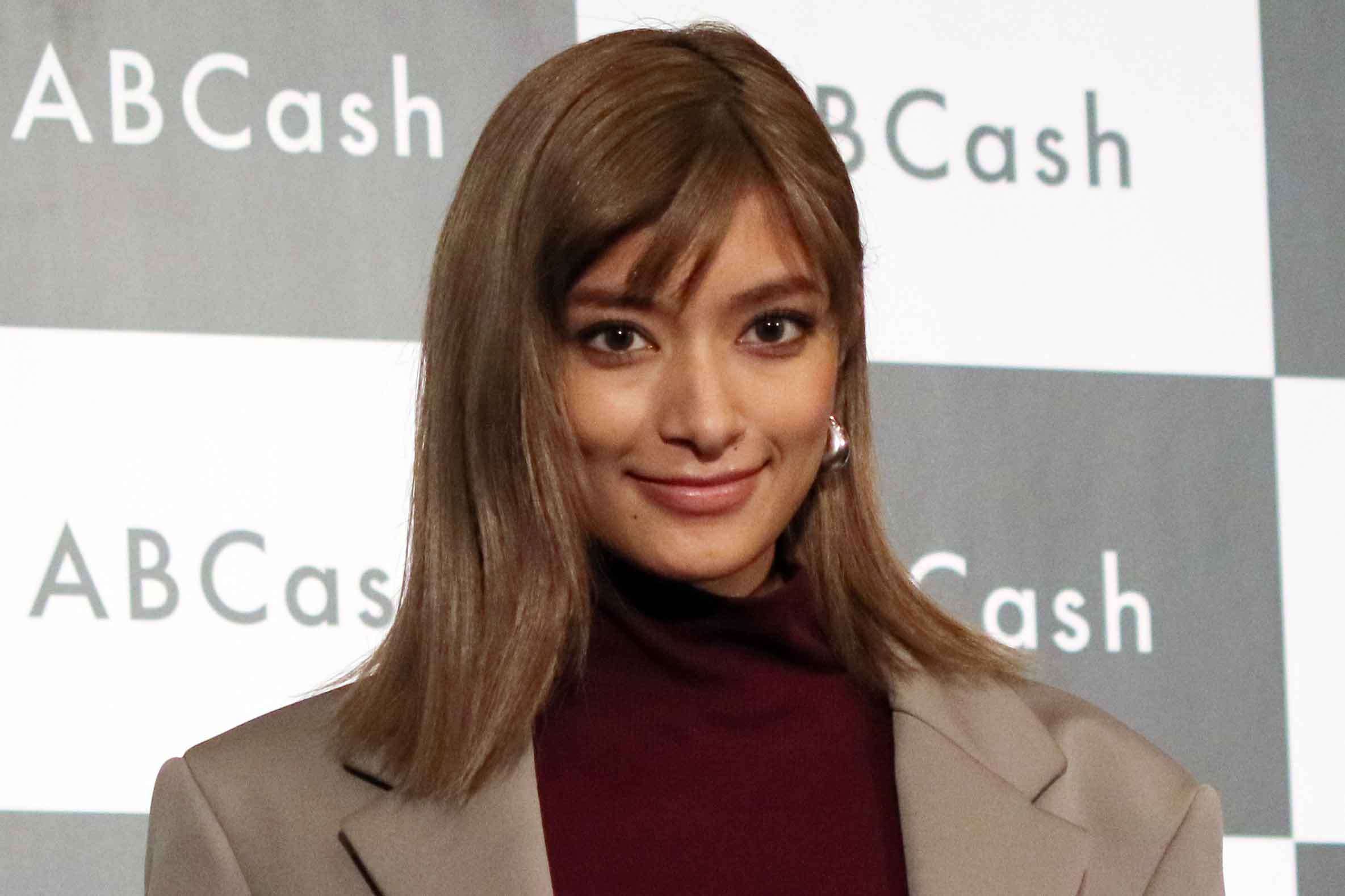 ローラ、上半身裸にデニムだけの姿を披露　「美しすぎる」「露出が凄い」 – ニュースサイトしらべぇ