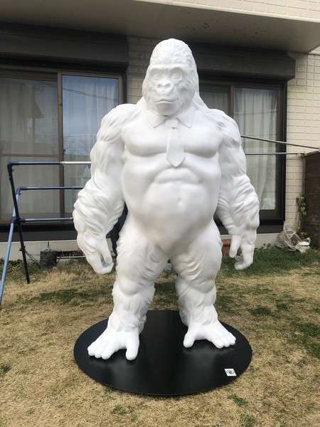 美大生が200万円かけてつくったゴリラの卒業制作　買い手がつかず実家で仁王立ち
