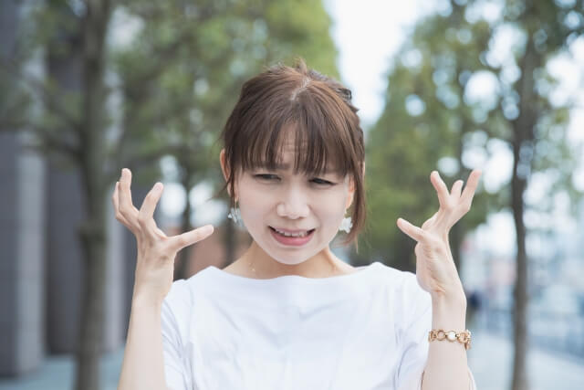「親友が大手企業のイケメンと結婚。裏切られた」と憤る33歳女性に厳しい声相次ぐ | キャリコネニュース