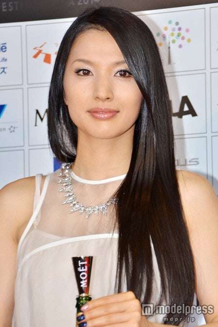 芦名星、本格グラビア初挑戦 下着姿解禁も「ワクワクしながら撮影に臨めました」