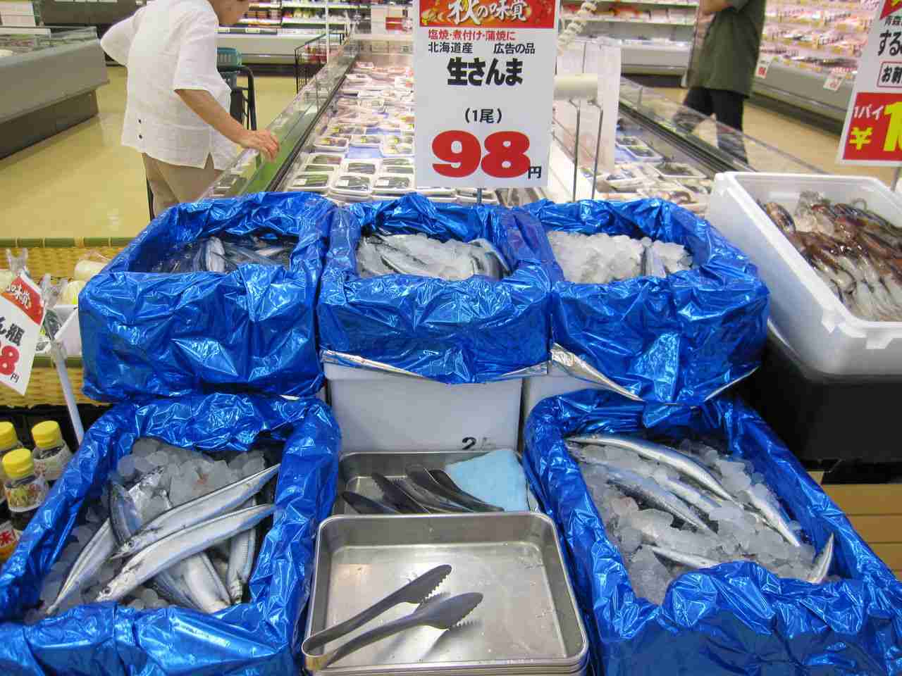 スーパーに並ぶサンマを見たら…　ありえない光景に「買えない」