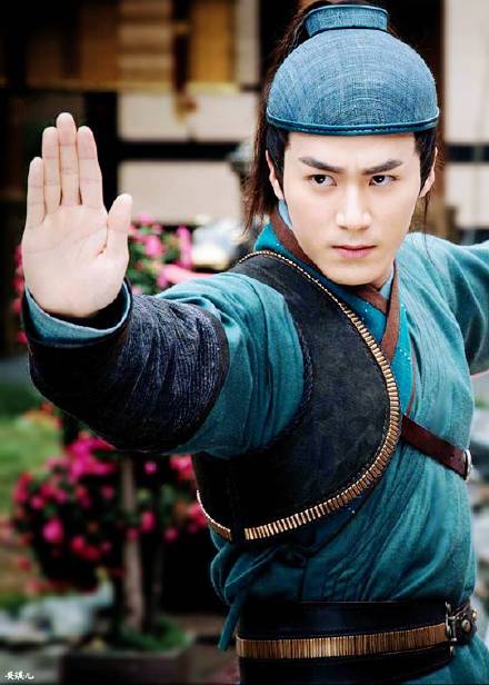 なんだかよくわからんポーズを撮ってるイケメンが見たい