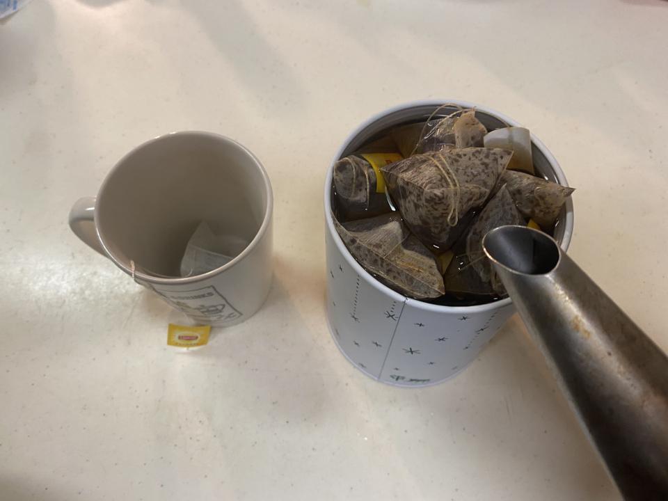 そっちに入れたらアカン！　疲れきった青年がやかんのお湯を紅茶缶に注いでしまった結果...「レモンティー6リットルになりました」 - コラム - Jタウンネット　東京都