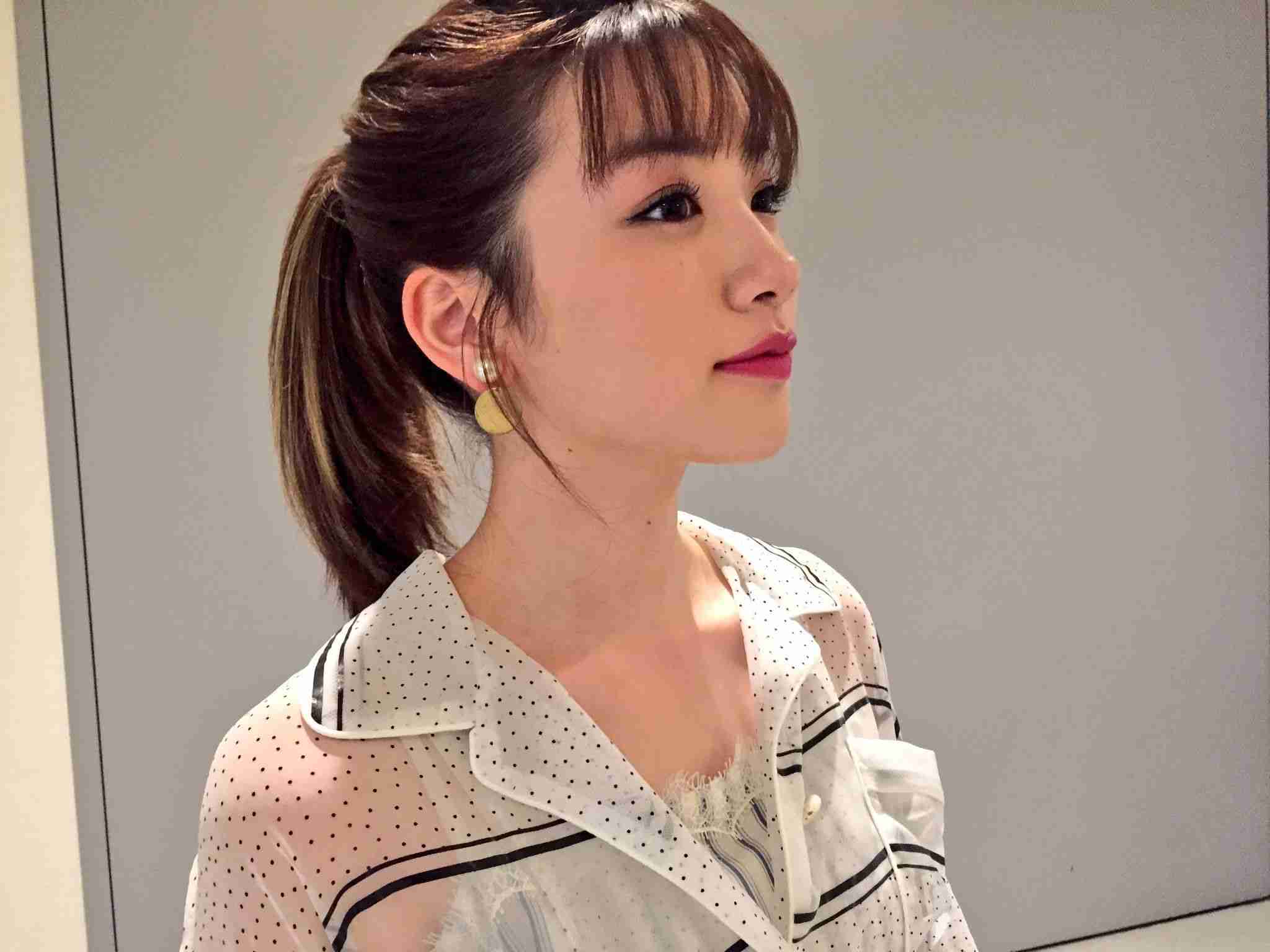 女優のポニーテール、ひとつ結び