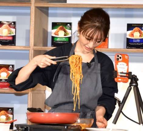 松本まりか、エプロン姿で公開料理 自作パスタに「めちゃくちゃ美味しい！」