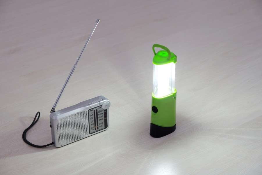 【暮らし】災害に！単焦点の「懐中電灯」を、全体照明「ランタン」に変身させる裏ワザ  - 家電 Watch