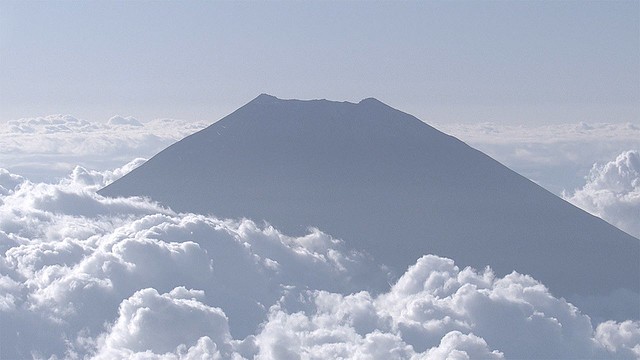 頂上真っ白 富士山が初冠雪　昨年より24日早く観測