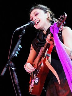 鬼束ちひろ、名曲カバー歌唱前に「笑ったら殺す」