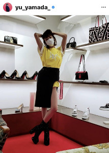 山田優、「MODELごっこ」でスリットから白い美脚　「3人産んでそのスタイル！！」と驚きの声