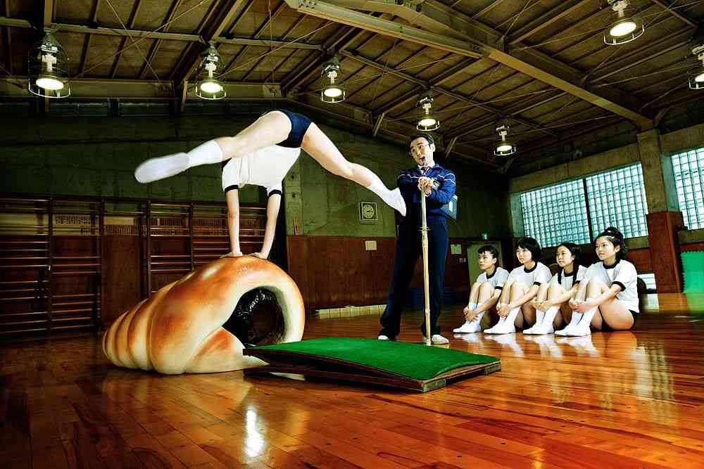 ブルマ姿の女子が跳び箱ではなく巨大チョココロネを跳んだりする作品集「CORONATION」 - GIGAZINE