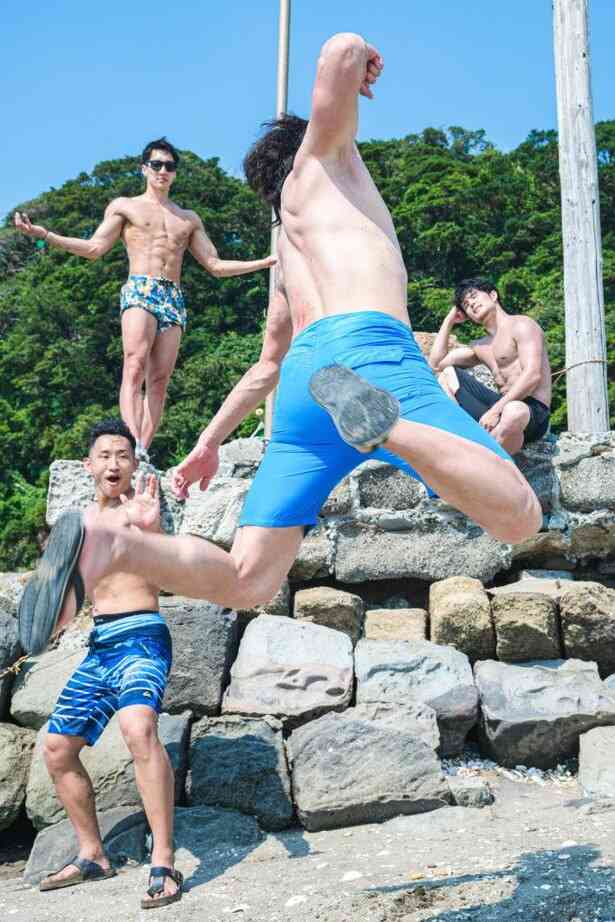 15万いいね！を集めた“中二病全開”な「マッチョ専用フリー素材」、使えない写真素材が支持されるワケ｜ウォーカープラス