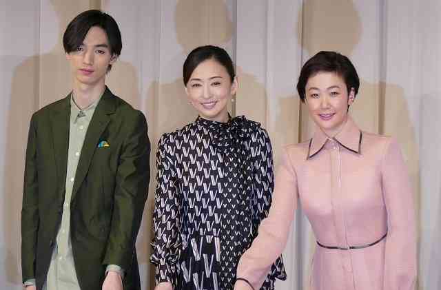 松雪泰子がすっぴんで演じる“40代後半・独身” イタさをさらけ出した先に見えるものとは? 映画『甘いお酒でうがい』