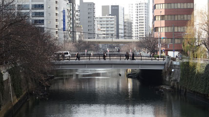 東京・目黒川に人が転落 およそ1時間後に救助され病院に救急搬送