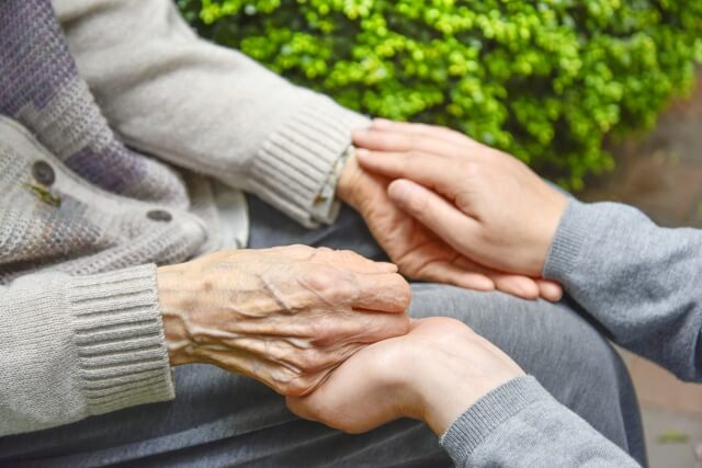 “お年寄り”だと思う年齢は「70～74歳から」が最多 年齢にギャップを感じる有名人、1位は明石家さんま | キャリコネニュース