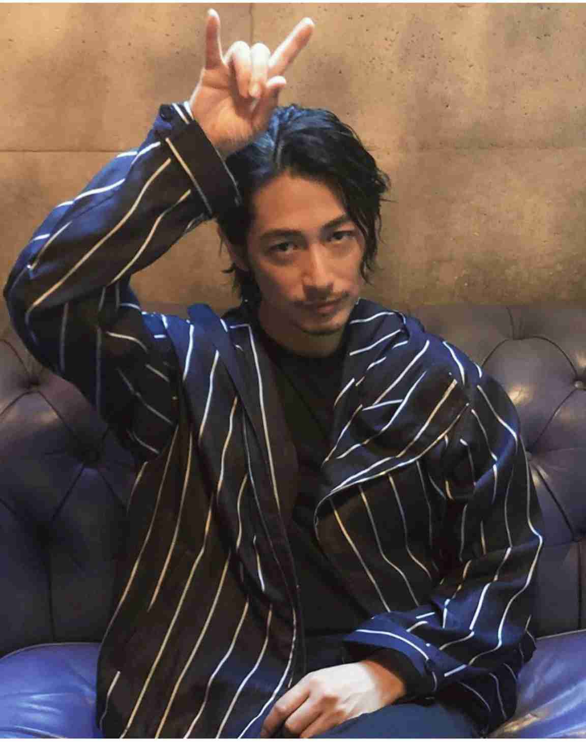 なんだかよくわからんポーズを撮ってるイケメンが見たい