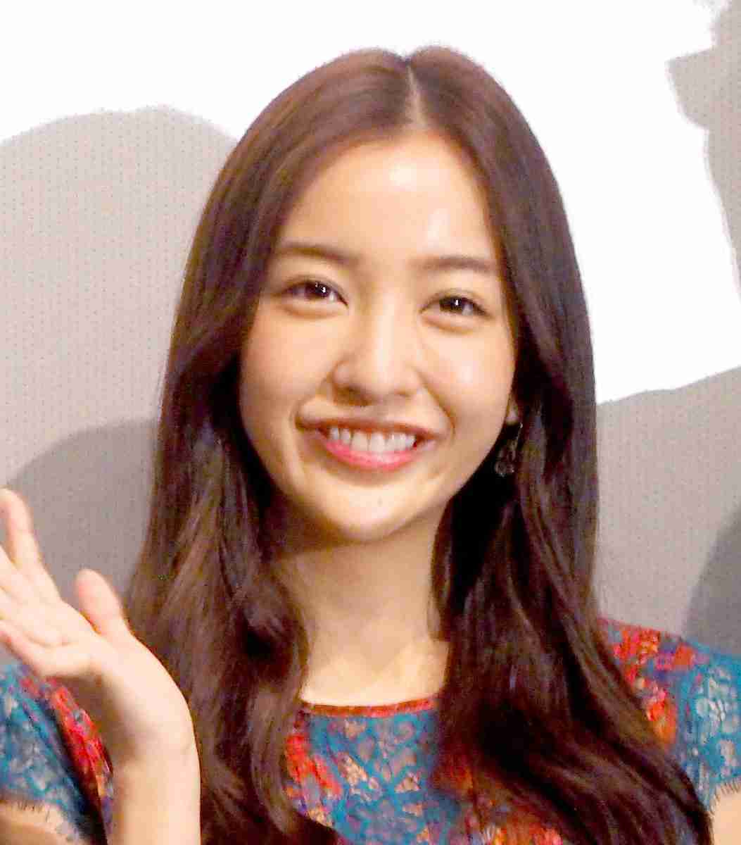 板野友美、ミニスカートで愛犬のお散歩…「足出してるの珍しくない？」とファンびっくり : スポーツ報知