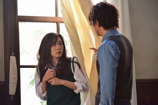 ドラマ・映画の見つめあう2人の画像