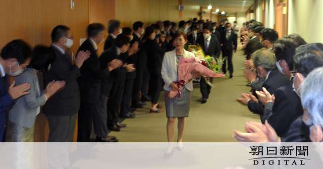 文科省職員100人超、副大臣らを深夜出迎え「非常識」：朝日新聞デジタル
