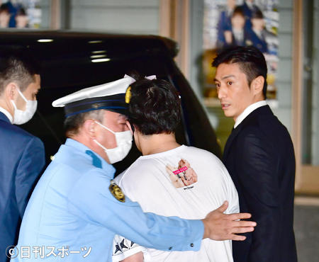 伊勢谷友介被告に接近の男性連行　ユーチューバーか（日刊スポーツ） - Yahoo!ニュース