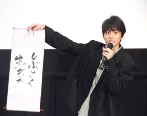 伊藤健太郎、松葉杖を枕に睡眠「ずっと眠い」 外撮影で頭にセミ止まるも気づかず照れ