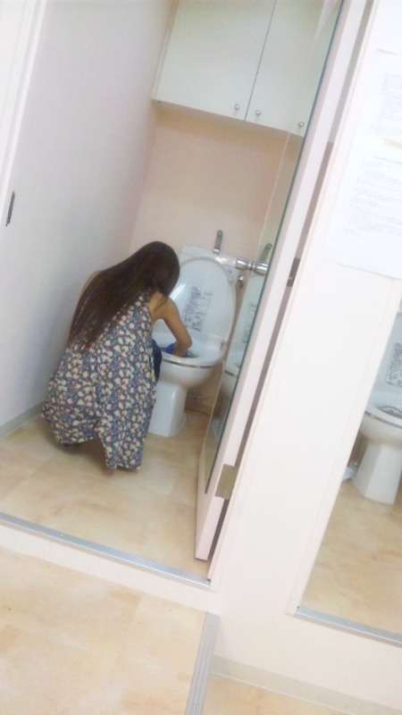 板野友美、ミニスカートで愛犬のお散歩…「足出してるの珍しくない？」とファンびっくり