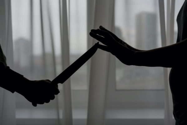 （カンボジア）別れ話にカッとなり…　恋人に酸を浴びせて切りつけた男を逃亡の末に逮捕