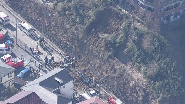 道路脇の斜面崩れる 歩行者の女性１人死亡 神奈川 逗子