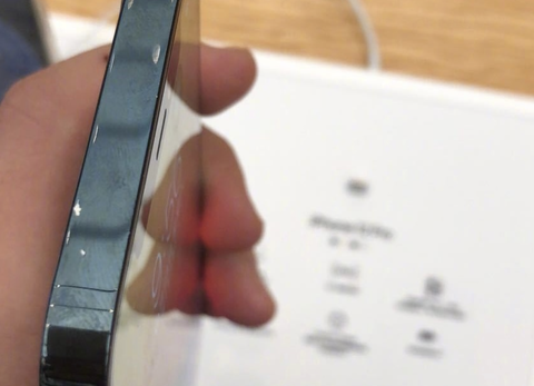 【悲報】iPhone 12/12 Pro、早くもストア展示品の塗装が剥げていると話題に : IT速報