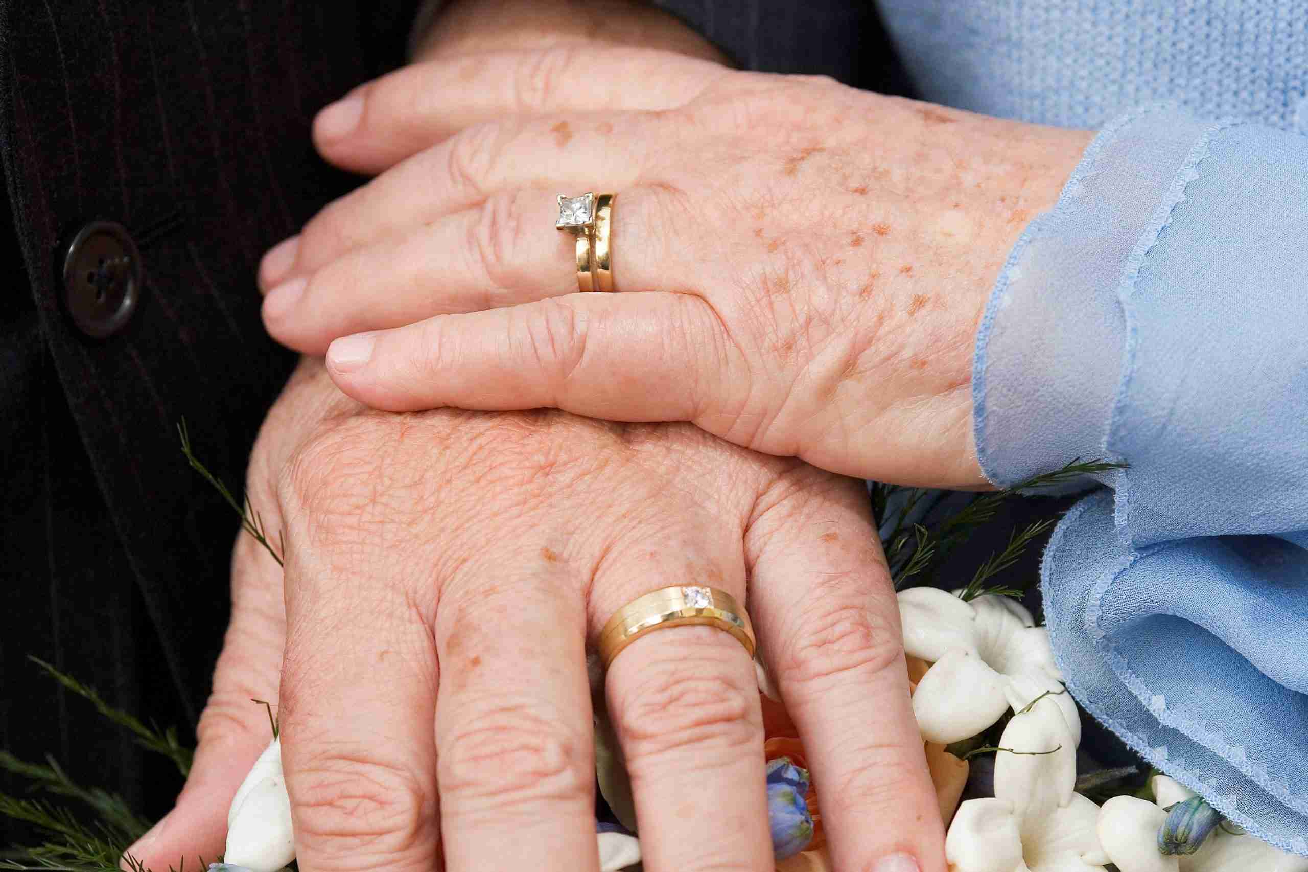 認知症の夫に妻であることを忘れられても…　二度目の結婚式を挙げた夫婦が話題に – ニュースサイトしらべぇ
