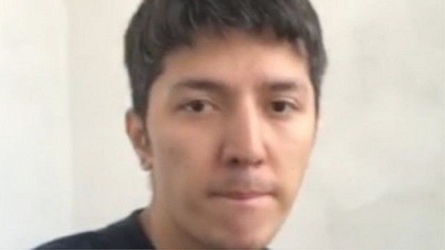 ウイグル族のモデルが中国の収容所を撮影 ベッドに手錠でつながれる