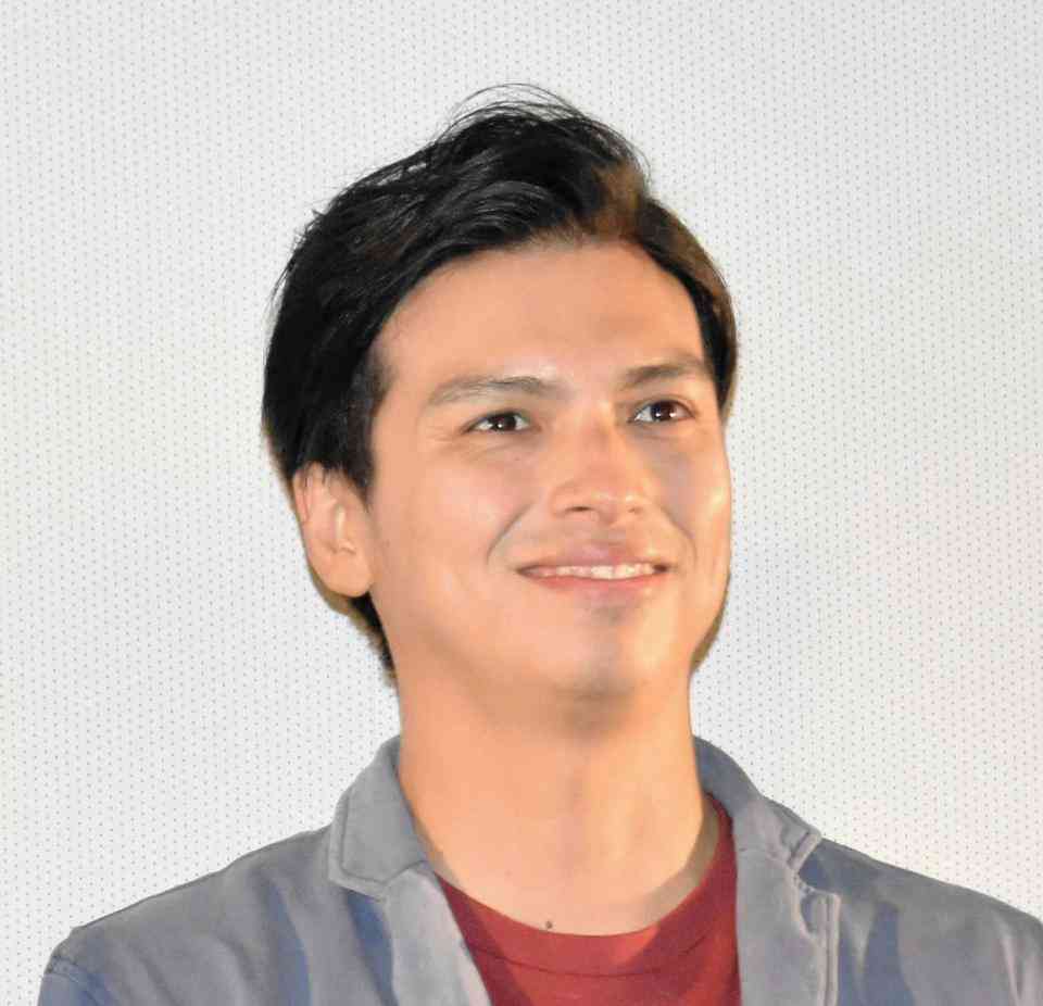 アレク　パリに特注のエルメスの金のカップ届き「あまりの美しさにブルブル」