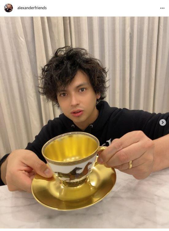 アレク パリに特注のエルメスの金のカップ届き「あまりの美しさにブルブル」