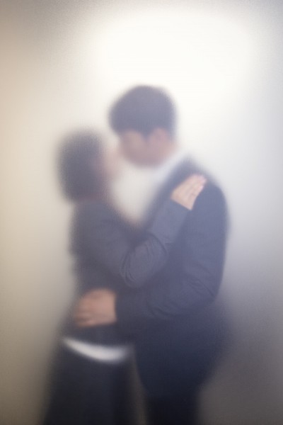 全裸の男女が木に縛られ、SNSで大拡散　不倫夫と愛人をさらした妻の執念に驚きの声（中国）