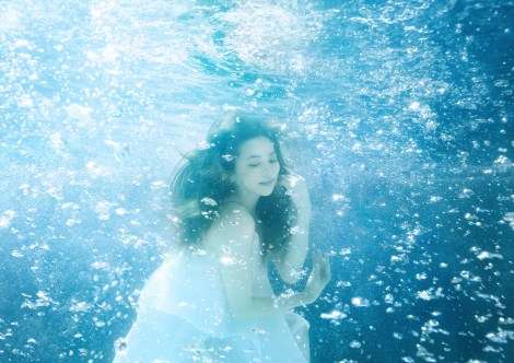 香里奈、初の水中撮影で“人魚”風に　泳ぎ苦手で不安も「自信へと変わりました」 | ORICON NEWS