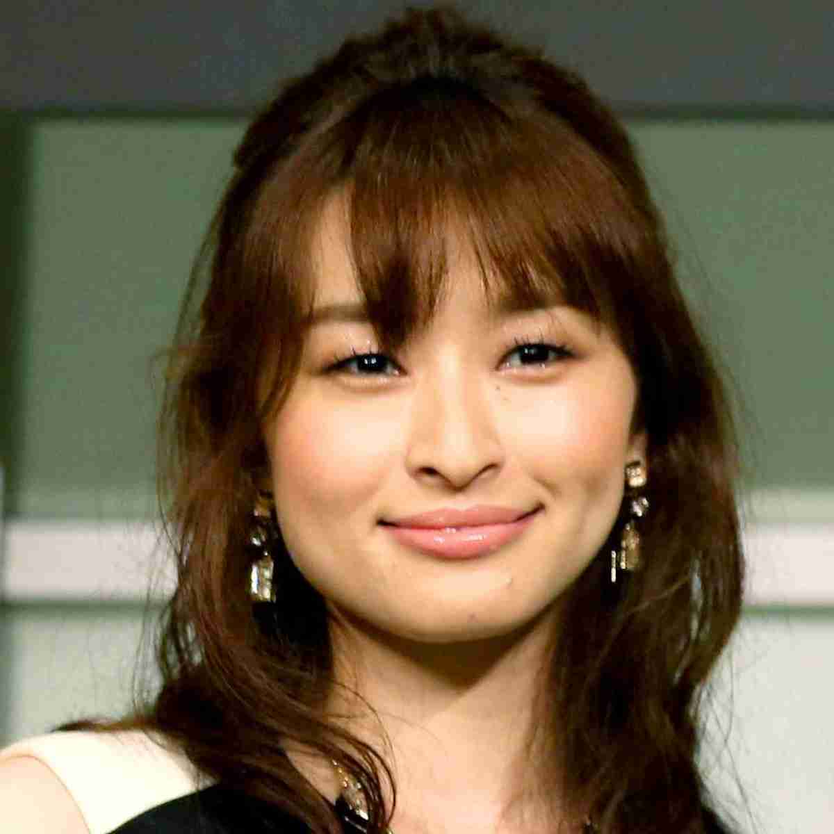 島袋寛子、ライオン風寝ぐせショットを披露し「こんな私でもうけとめてくれるイケメン」夫・早乙女友貴に感謝
