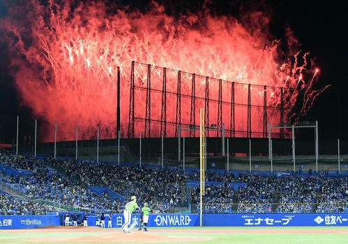 嵐ライブの花火でプロ野球2度中断　ジャニーズ謝罪