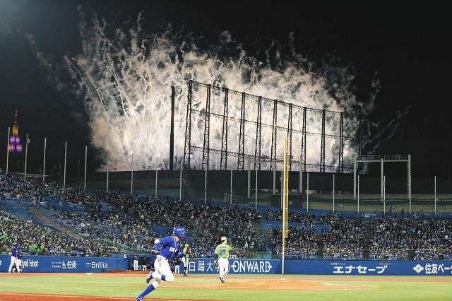 「嵐」メンバーがヤクルト、中日両球団に謝罪文とお詫びのサイン色紙などを送付　ライブ収録の演出で24日の試合が2度中断：中日スポーツ・東京中日スポーツ 