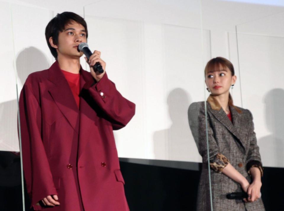 伊藤容疑者抜きで映画挨拶　主演北村匠海は涙声「僕は可哀想でない」　熱愛報道の山本舞香も登壇