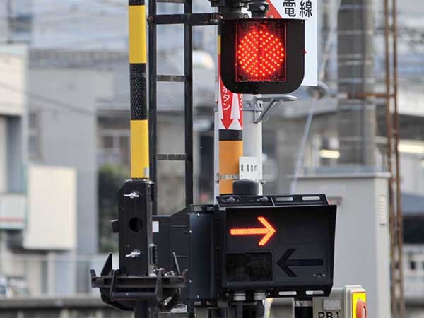 「開かずの踏切」で遮断機くぐり電車にはねられ死亡