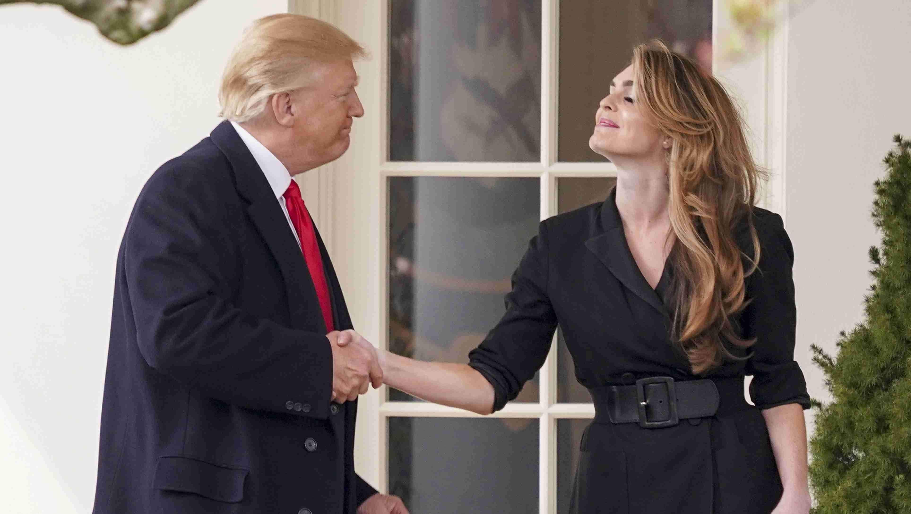 トランプ氏最側近のヒックス氏、コロナ陽性-専用機に同乗と関係者