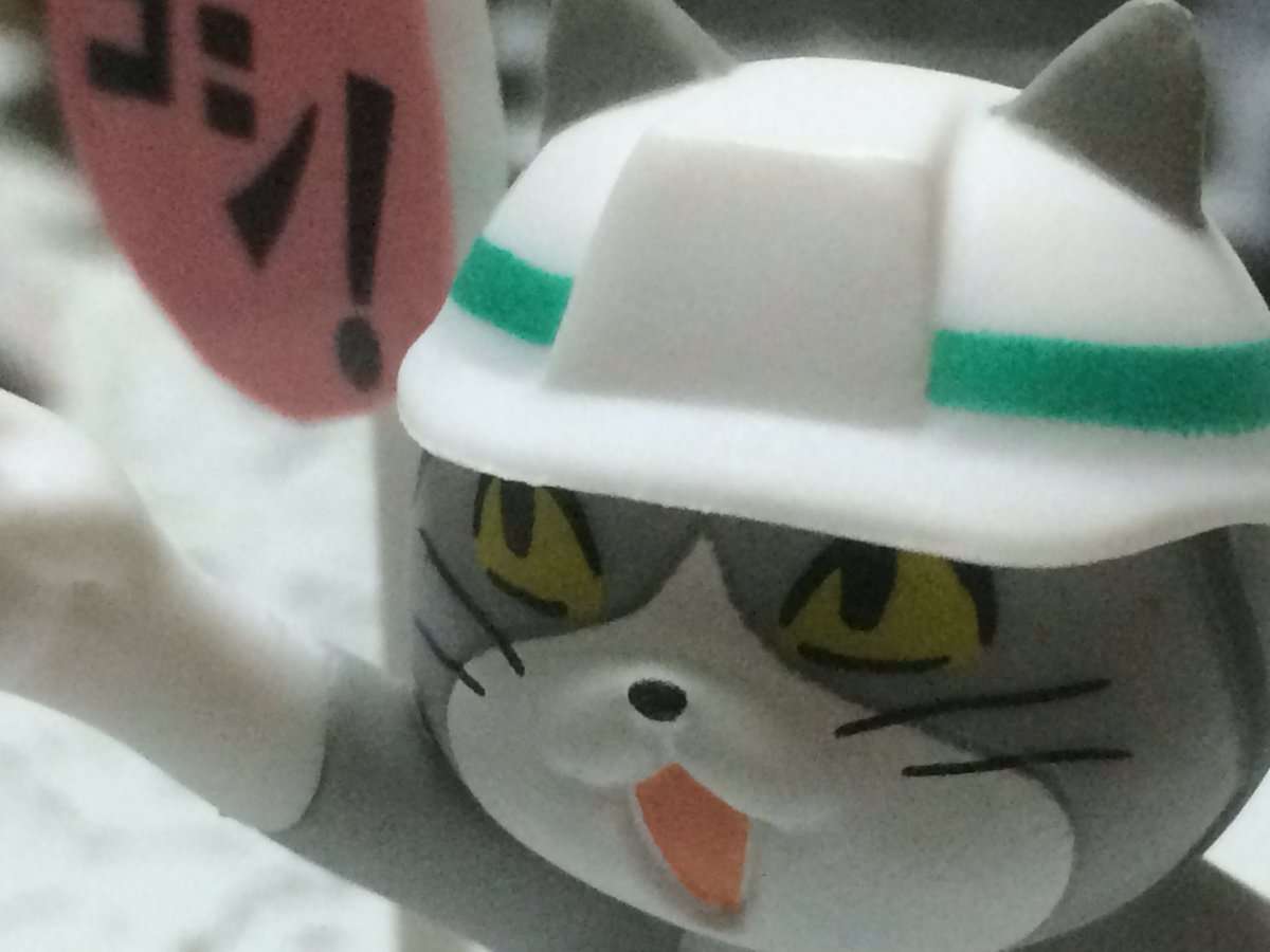 SNSで話題の“仕事猫”、ぬいぐるみ型クッションに