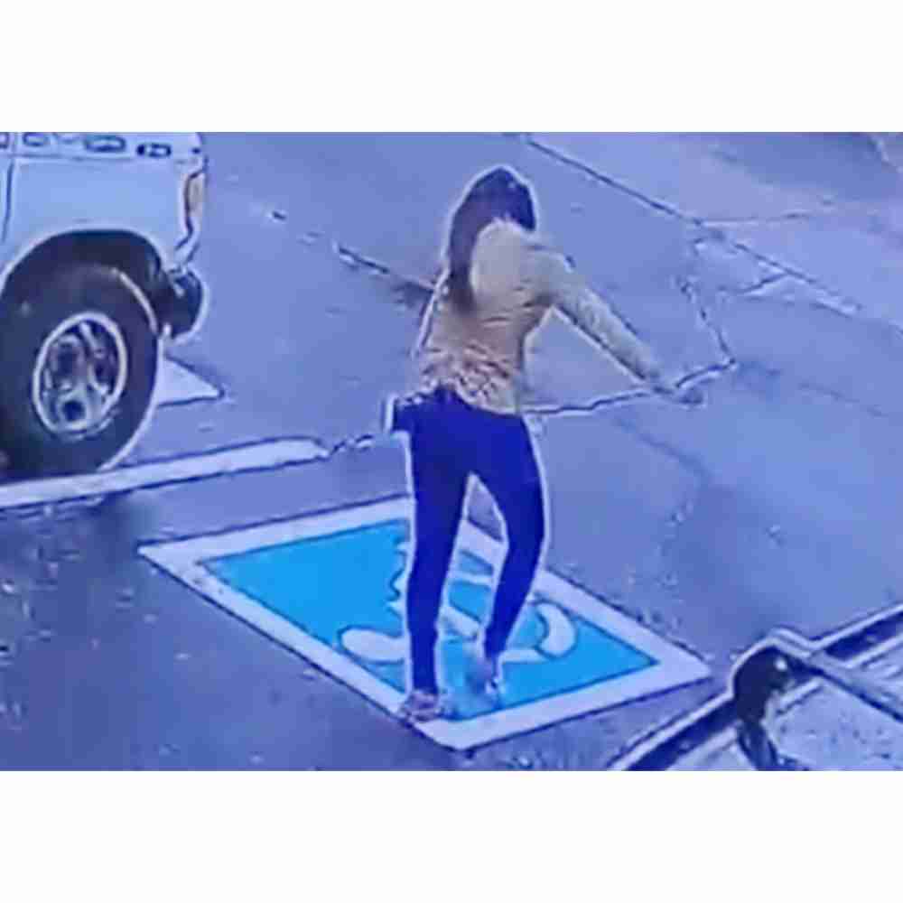 採用面接に成功し、駐車場でこっそりダンスする21歳女性！監視カメラが捉えた映像がSNSで話題に（アメリカ）（FINDERS） - Yahoo!ニュース