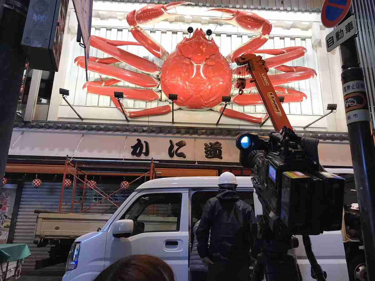 【画像】かに道楽の名物看板が“骨折”　公式ツイ「お父さんの脚が2本…」全治は4日