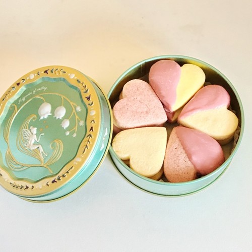 可愛いお菓子の缶を貼るトピ