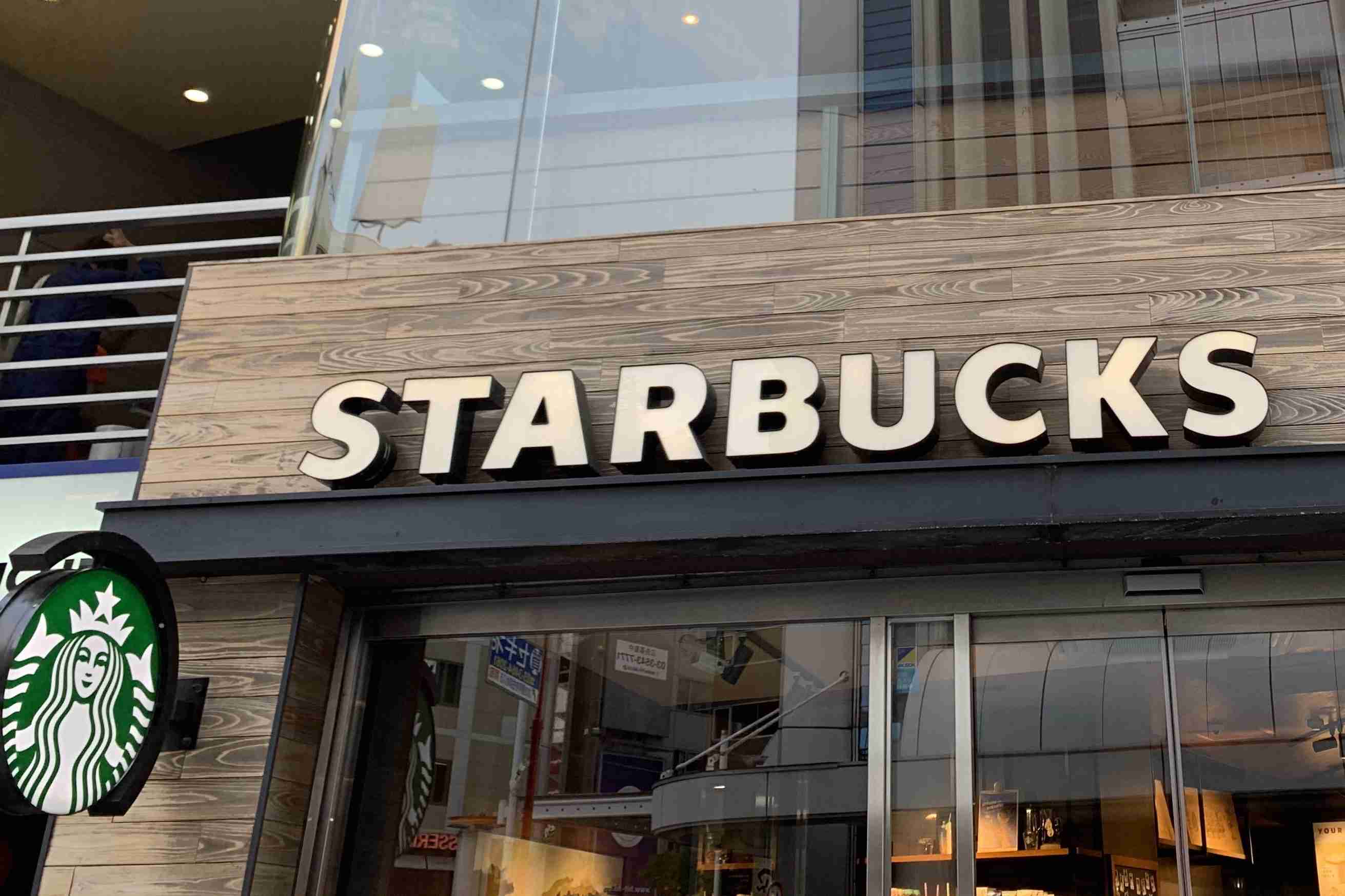 スタバ、コロナ禍で自粛していた伝統サービスを再開　ユーザーからは歓喜の声 – ニュースサイトしらべぇ
