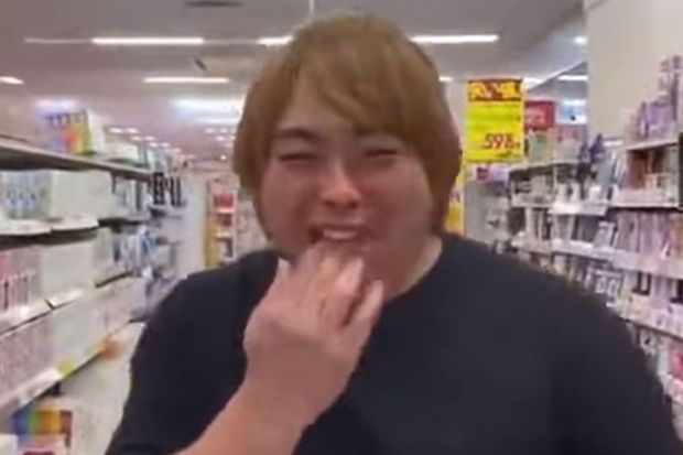 威力業務妨害容疑で「へずまりゅう」逮捕　Ｔシャツに難癖