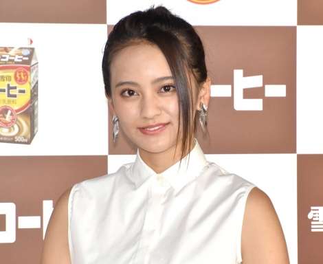 岡田結実、父・岡田圭右の男児誕生に「複雑っちゃ複雑ですけど…」　祝福に笑顔 | ORICON NEWS