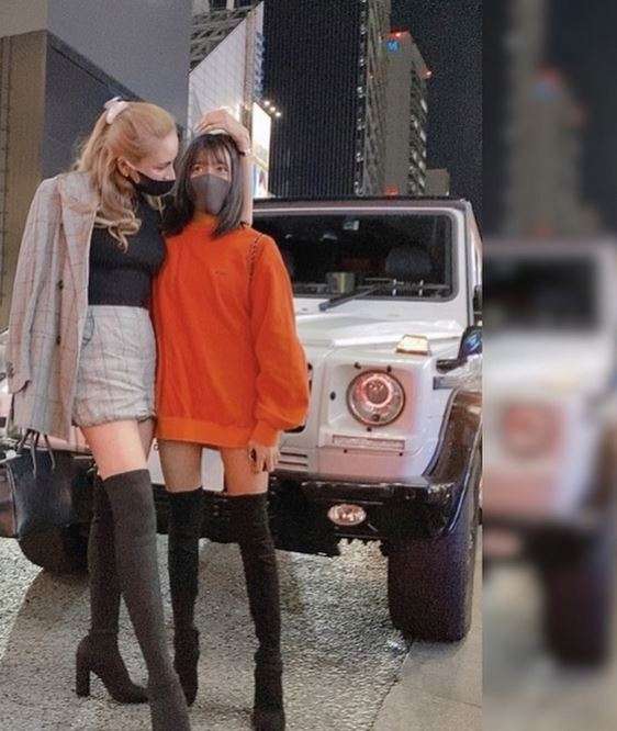 MALIA.中2長女とミニスカ＆ニーハイブーツのおそろいコーデ「お顔はパパ似、スタイルはママ似」の声
