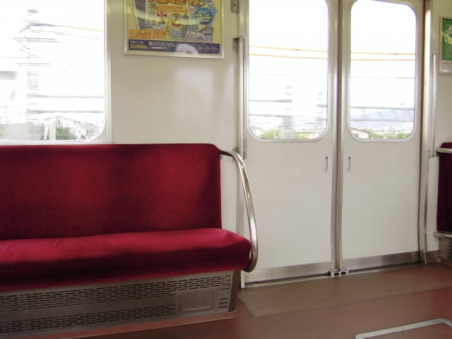 「電車で彼女を立たせて彼氏が座ってた。考えられない」と憤る投稿に「正義マン」「座りたいほうが座ればいい」と批判の声 | キャリコネニュース